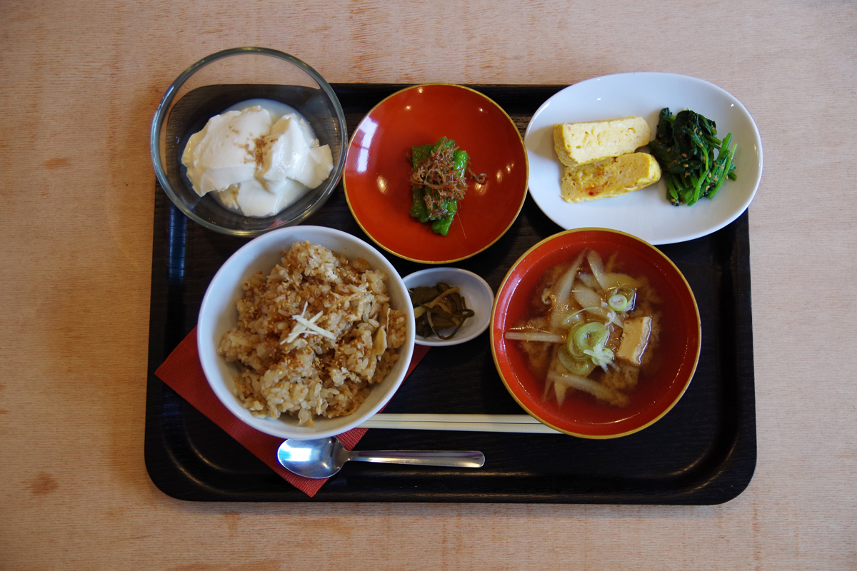 前日までの予約制で食べられる山ノ家の朝食。やさしく丁寧につくられた日本の味。