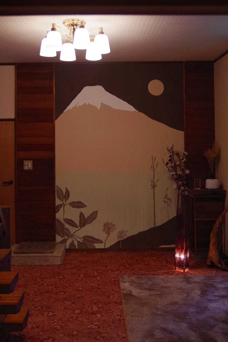 玄関横にある大きな富士山の壁画